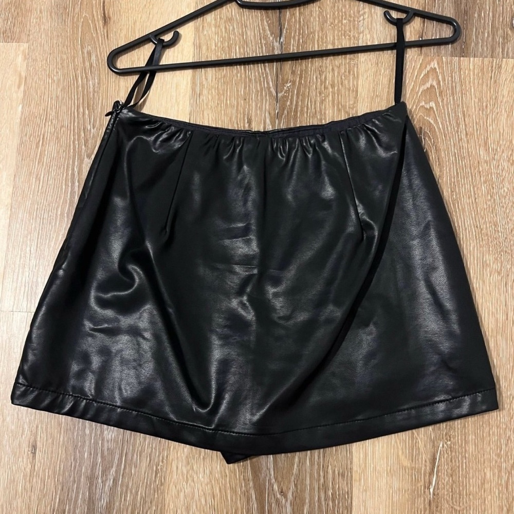 Etiquette black faux leather mini skort